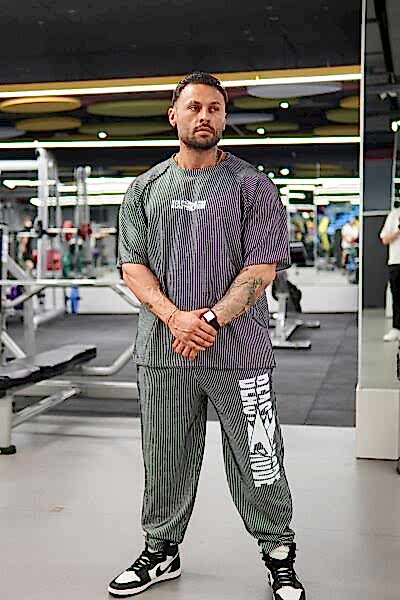 Oversize Şalvar Kesim Çizgili Gym Takım – Rahat ve Tarz Spor Giyim